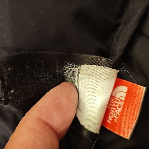 The North Face Women's Black Hooded Puffer Jacket 600 Fill - Picture 11 of 13